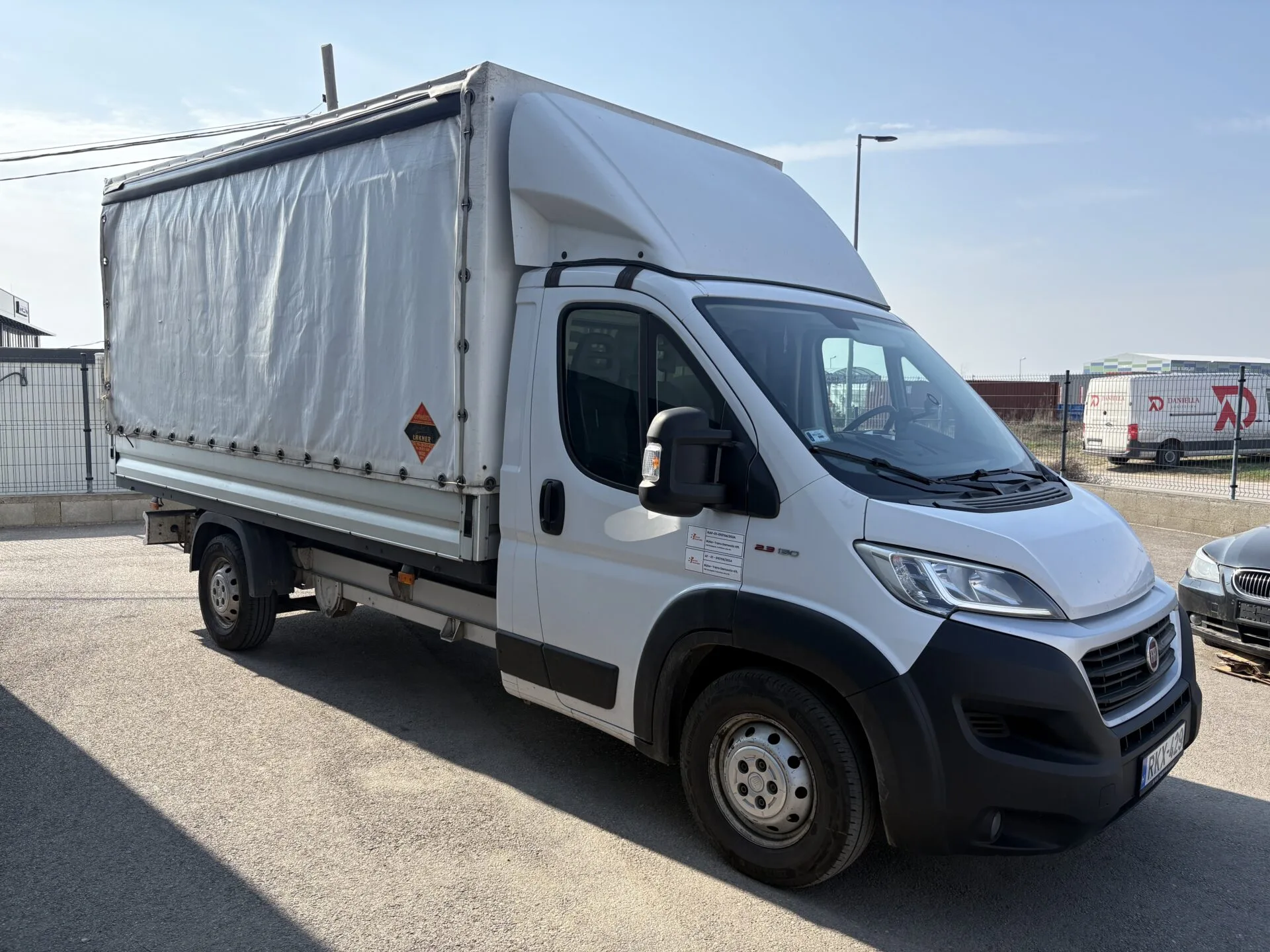 Ponyvás kisteherautó bérlés Nagytarcsa